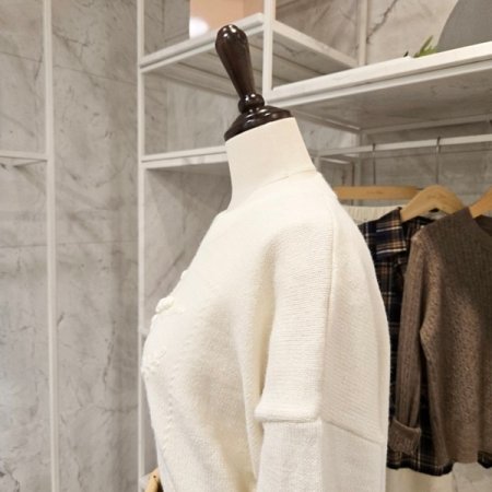 꽃 짜임 라운드넥 니트