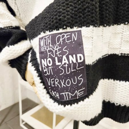 패치 줄무늬 오버핏 니트