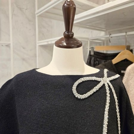 리본장식 보트넥 가오리니트