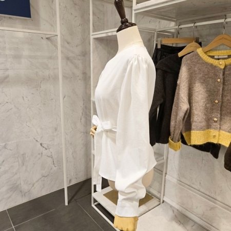 끈 브이넥 블라우스