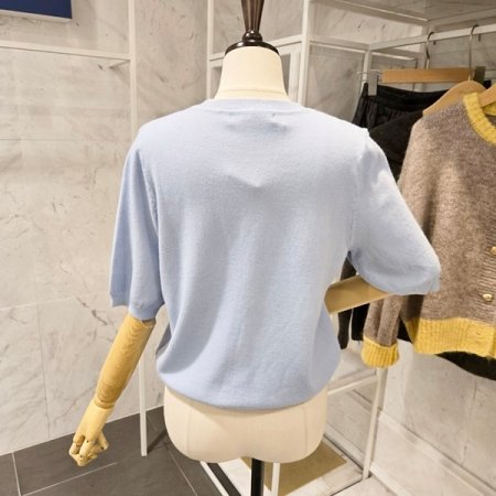 단추 장식 라운드 니트