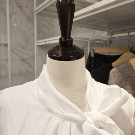 리본 타이 블라우스