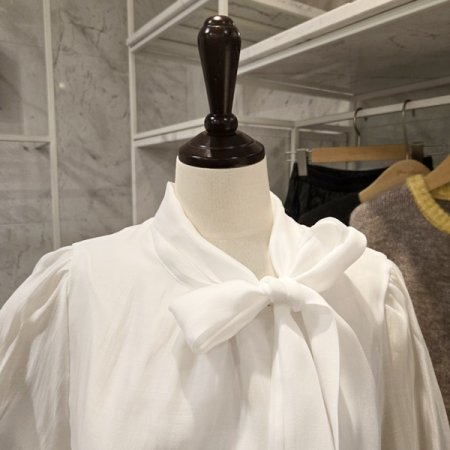 리본 타이 블라우스