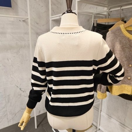 금장 브이넥 줄무늬 가디건