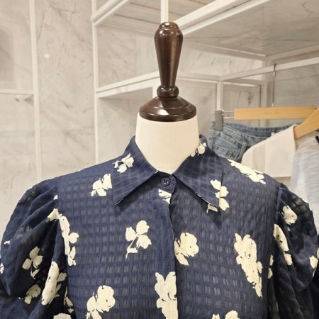 핀턱 퍼프 플라워 블라우스