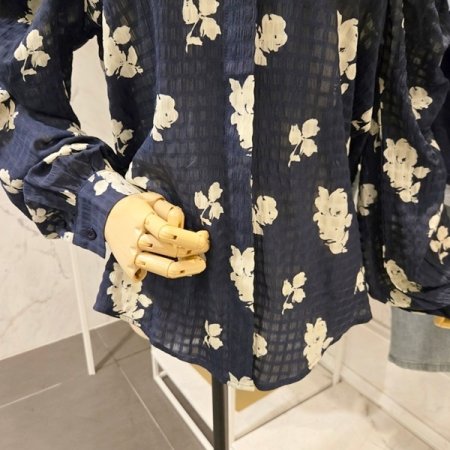 핀턱 퍼프 플라워 블라우스