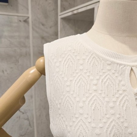 장식 트임 민소매니트