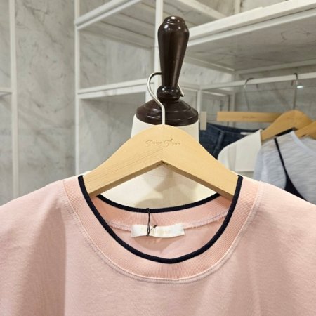 밑단 배색 레터링 티셔츠