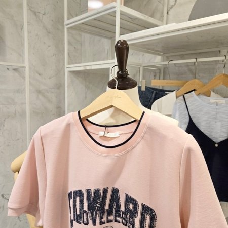 밑단 배색 레터링 티셔츠