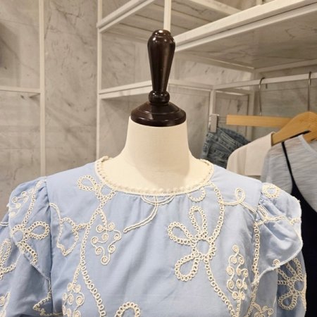 퍼프 레이스자수 블라우스