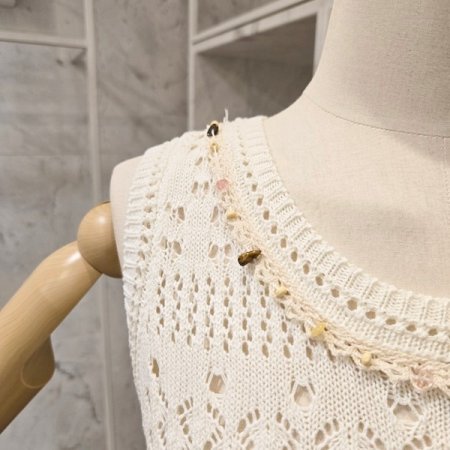 넥 라인 장식 니트