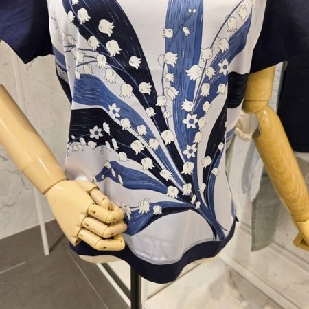 꽃잎 배색 티셔츠