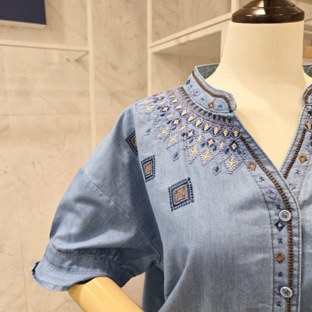 청 자수 블라우스