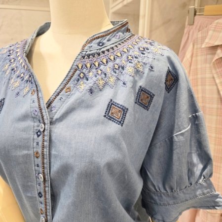 청 자수 블라우스