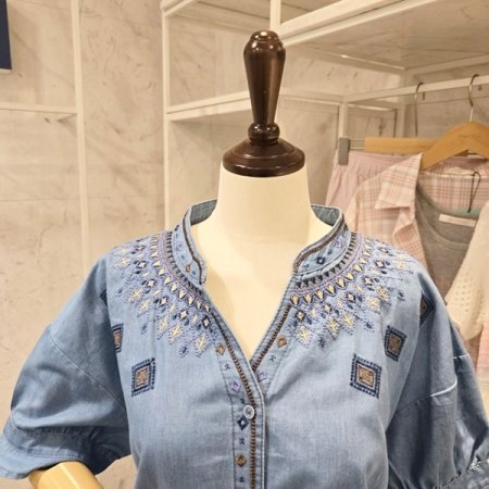 청 자수 블라우스