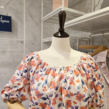 셔링 넥 프린트 블라우스