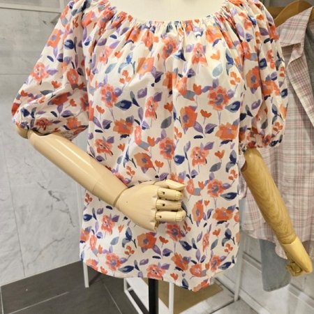 셔링 넥 프린트 블라우스