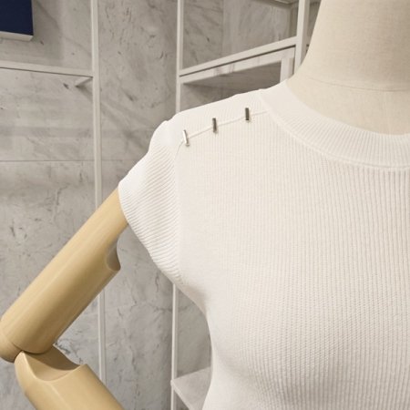 숄더 장식 캡소매 니트