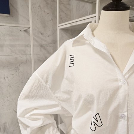 알파벳 카라 스트링 셔츠