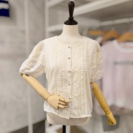 레이스 자수 라운드 블라우스