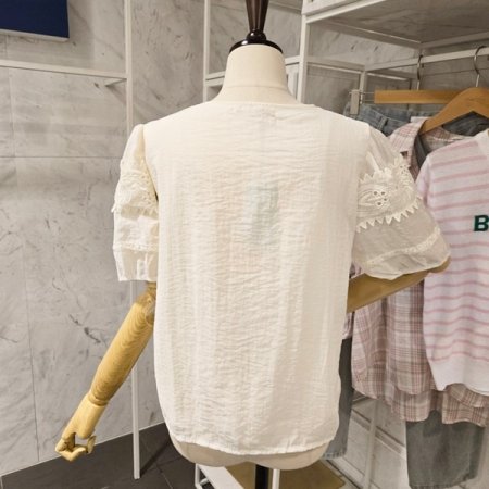 레이스 자수 라운드 블라우스