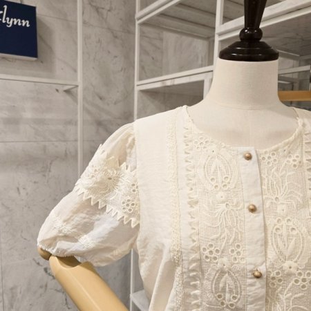 레이스 자수 라운드 블라우스