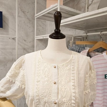 레이스 자수 라운드 블라우스