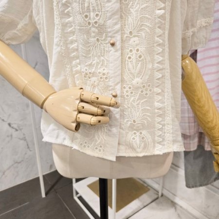 레이스 자수 라운드 블라우스