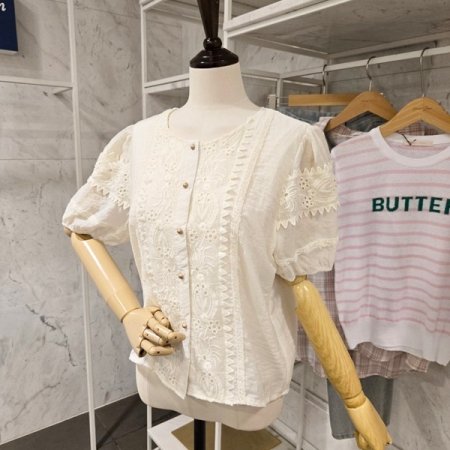 레이스 자수 라운드 블라우스