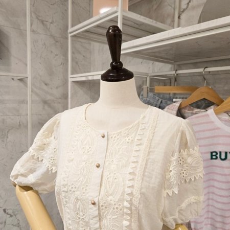 레이스 자수 라운드 블라우스