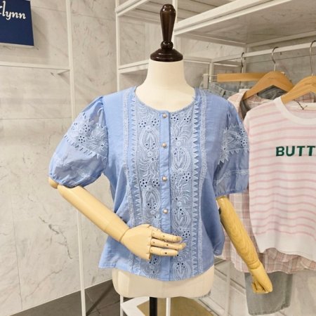 레이스 자수 라운드 블라우스