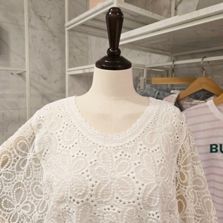 펀칭 셔링 라운드 블라우스