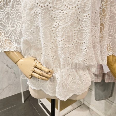 펀칭 셔링 라운드 블라우스