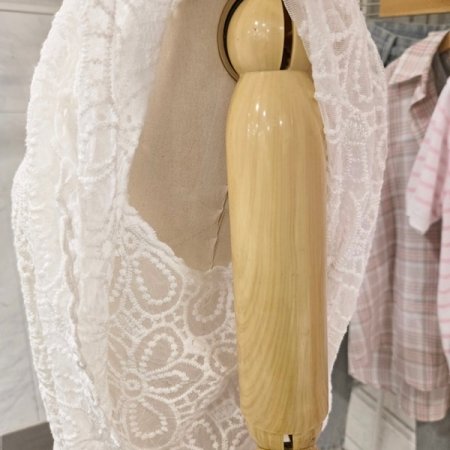 펀칭 셔링 라운드 블라우스