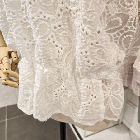 펀칭 셔링 라운드 블라우스