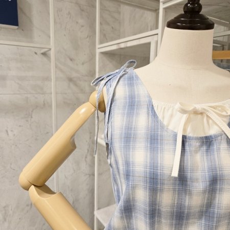 체크 리본 민소매 블라우스