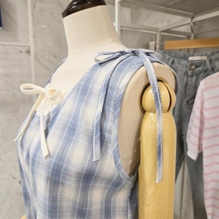 체크 리본 민소매 블라우스