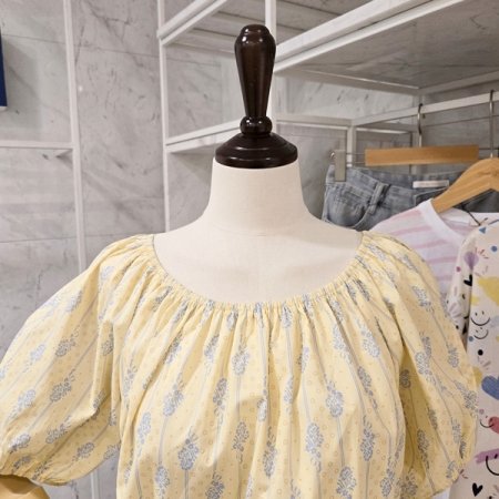 잔꽃 숄더 블라우스