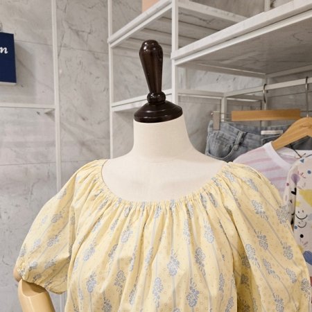 잔꽃 숄더 블라우스