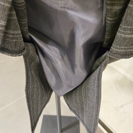 줄지 뒷밴딩 슬릿 스커트