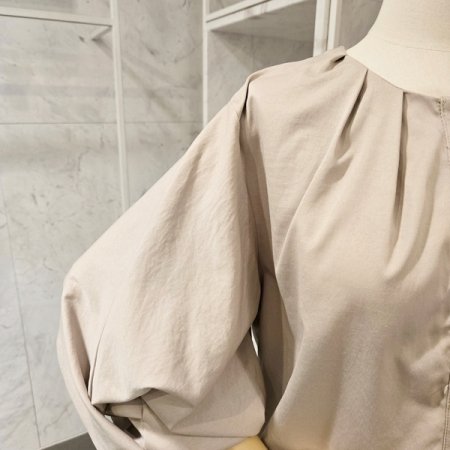 핀턱 라운드 블라우스