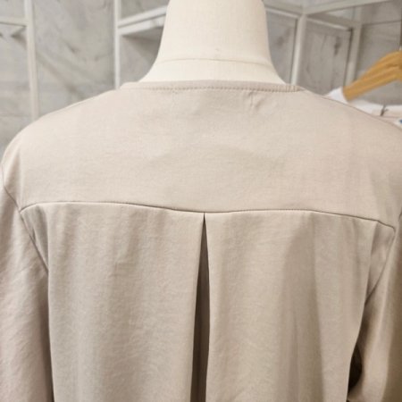 핀턱 라운드 블라우스