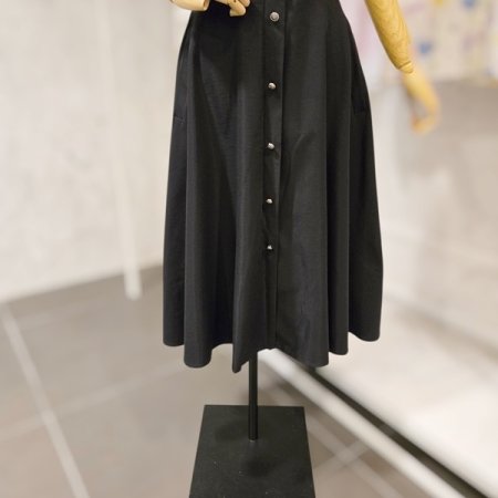 앞 단추 장식 플레어 스커트