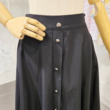 앞 단추 장식 플레어 스커트