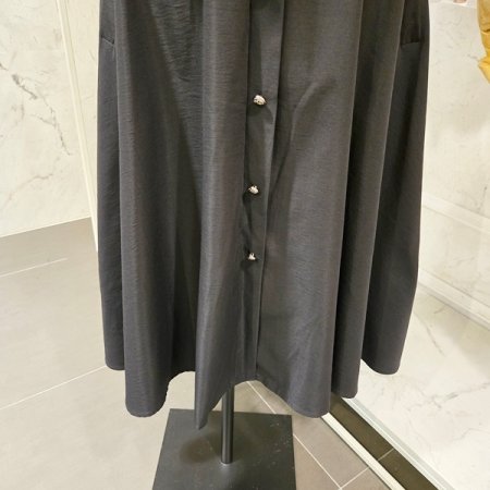 앞 단추 장식 플레어 스커트