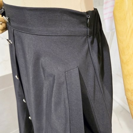 앞 단추 장식 플레어 스커트