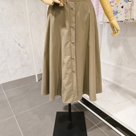 앞 단추 장식 플레어 스커트