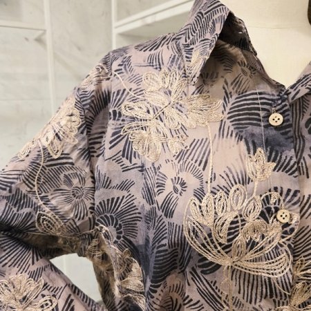 플라워 자수 카라 블라우스