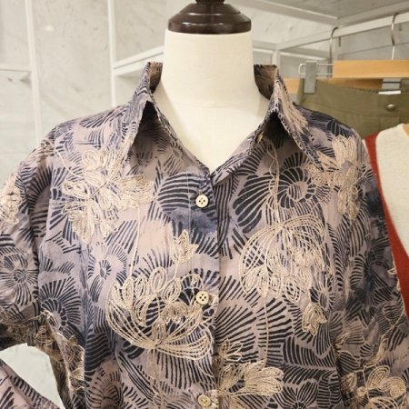 플라워 자수 카라 블라우스