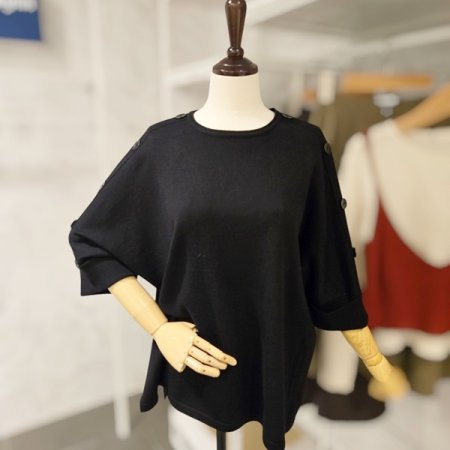 어깨 단추 장식 루즈핏 니트